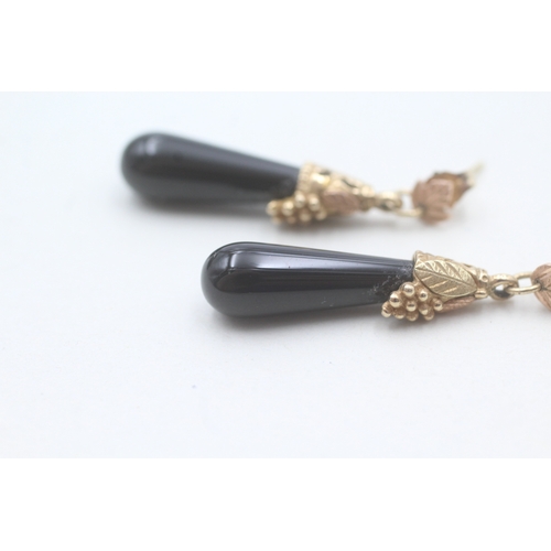 107 - 9ct gold black onyx drop earrings with a foliate pattern (4.1g)