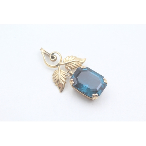 124 - 14ct gold blue gemstone foliate pendant (5.7g)