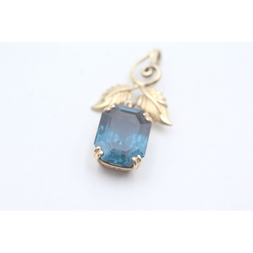 124 - 14ct gold blue gemstone foliate pendant (5.7g)