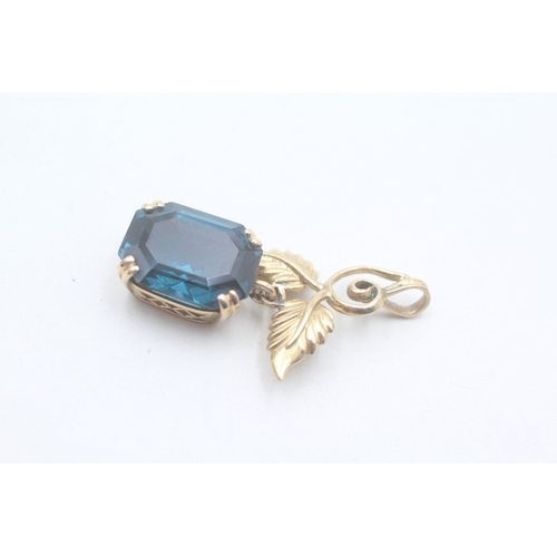 124 - 14ct gold blue gemstone foliate pendant (5.7g)