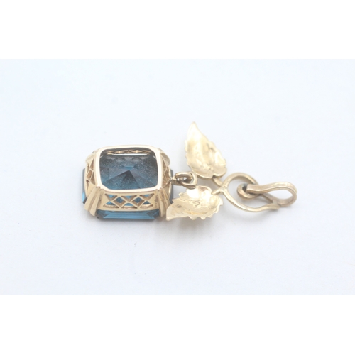 124 - 14ct gold blue gemstone foliate pendant (5.7g)