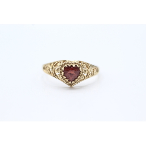 137 - 9ct gold heart shape cut garnet dress ring (1.5g) Size P 1/2