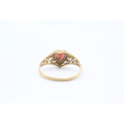 137 - 9ct gold heart shape cut garnet dress ring (1.5g) Size P 1/2