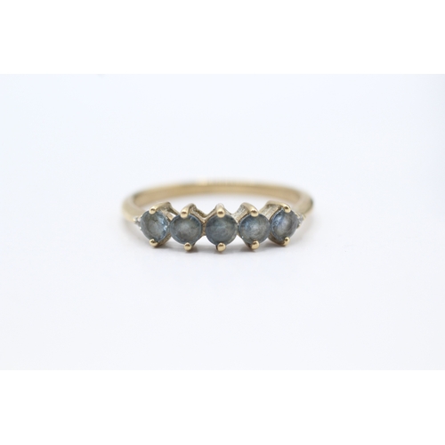 138 - 9ct gold blue sapphire five stone ring (1.6g) Size O