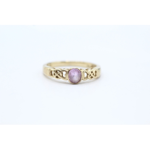 144 - 9ct gold pink sapphire ring with Celtic patterned shoulders (2g) Size O