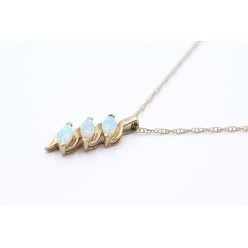 150 - 9ct gold opal trilogy pendant necklace (1.7g)