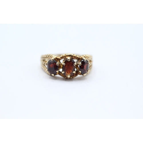 158 - 9ct gold vintage garnet three stone ring (2.6g) Size H 1/2