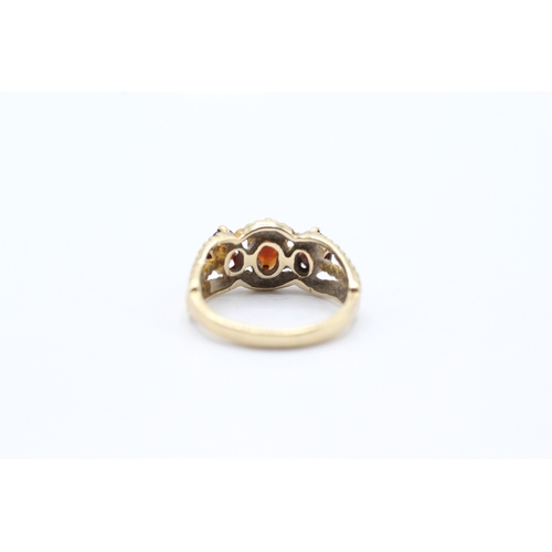 158 - 9ct gold vintage garnet three stone ring (2.6g) Size H 1/2