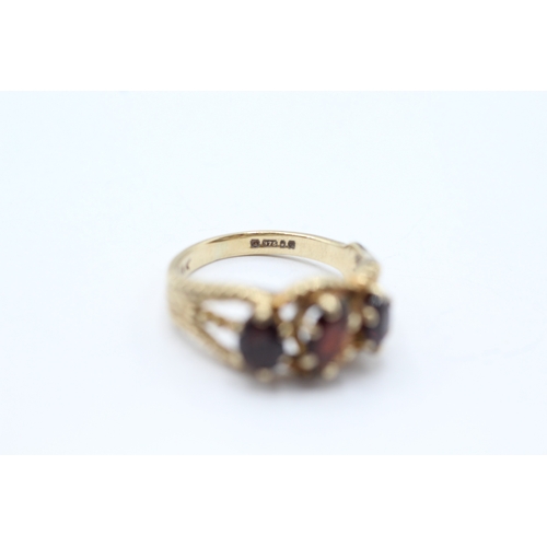 158 - 9ct gold vintage garnet three stone ring (2.6g) Size H 1/2