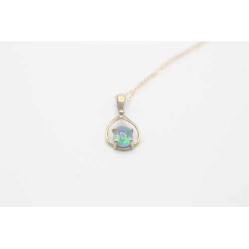 172 - 9ct gold opal triplet pendant necklace (1g)