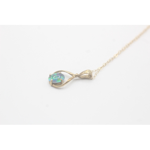 172 - 9ct gold opal triplet pendant necklace (1g)