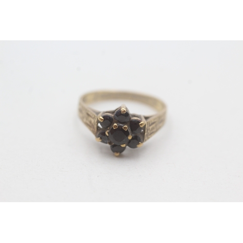 174 - 9ct gold sapphire cluster ring (2g) Size L