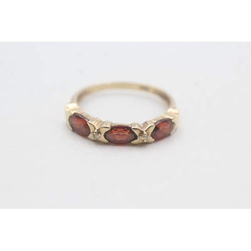 186 - 9ct gold garnet & diamond half eternity ring (1.7g) Size O