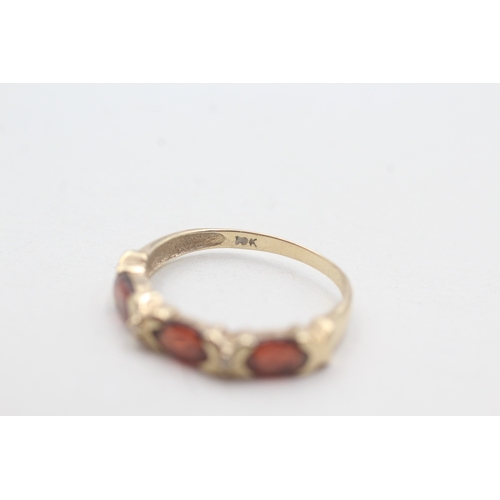 186 - 9ct gold garnet & diamond half eternity ring (1.7g) Size O