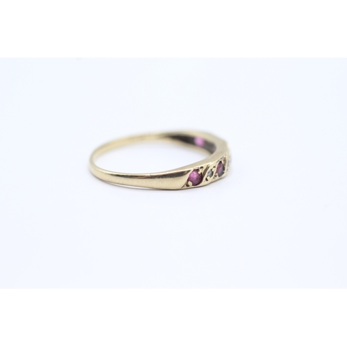 198 - 9ct gold ruby & diamond half eternity ring (1.1g) Size M