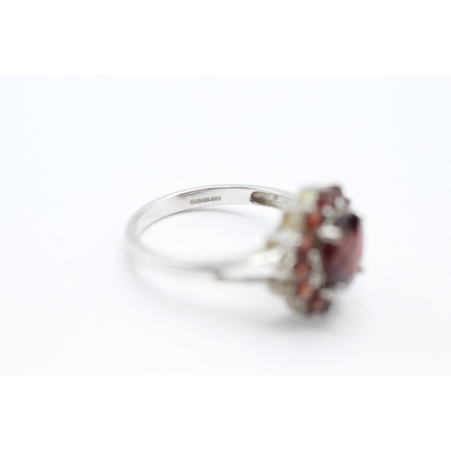 199 - 9ct gold garnet dress ring (3.3g) Size N