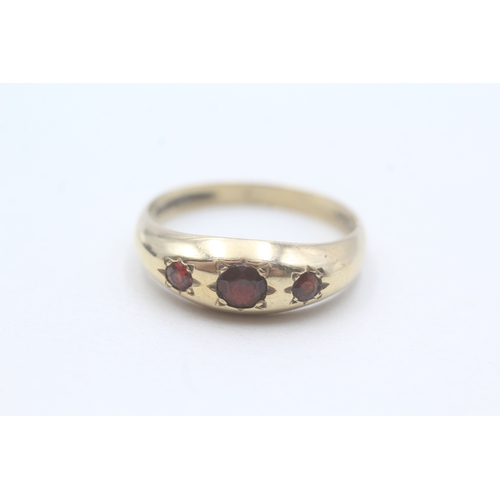 200 - 9ct gold vintage garnet trilogy ring (3.2g) Size W