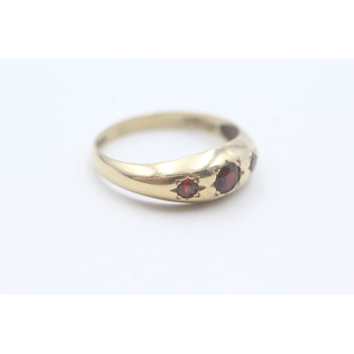 200 - 9ct gold vintage garnet trilogy ring (3.2g) Size W