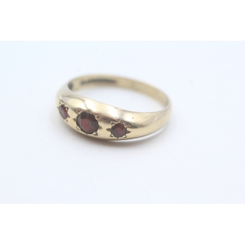 200 - 9ct gold vintage garnet trilogy ring (3.2g) Size W