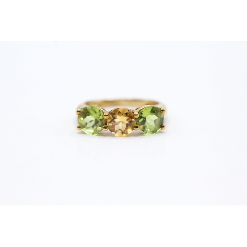 205 - 9ct gold peridot & citrine trilogy ring (2.5g) Size K 1/2