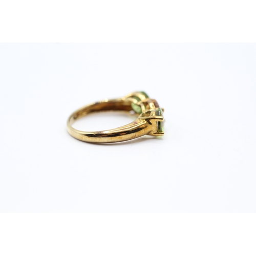 205 - 9ct gold peridot & citrine trilogy ring (2.5g) Size K 1/2