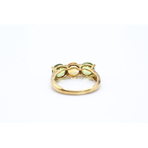 205 - 9ct gold peridot & citrine trilogy ring (2.5g) Size K 1/2