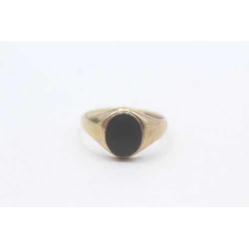 208 - 9ct gold black onyx signet ring (1.5g) Size J