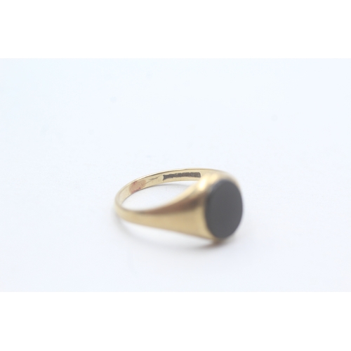 208 - 9ct gold black onyx signet ring (1.5g) Size J