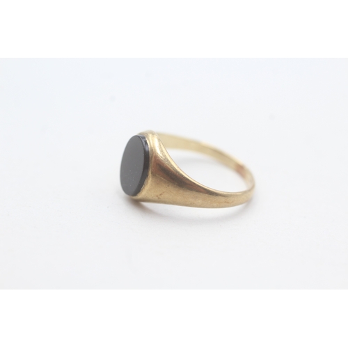 208 - 9ct gold black onyx signet ring (1.5g) Size J