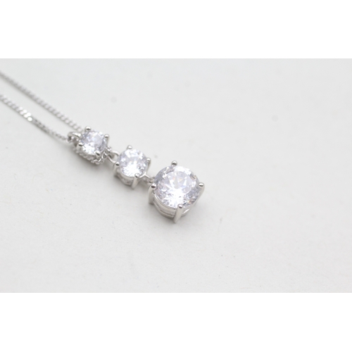 209 - 14ct white gold clear gemstone three stone drop pendant on chain (2.3g)