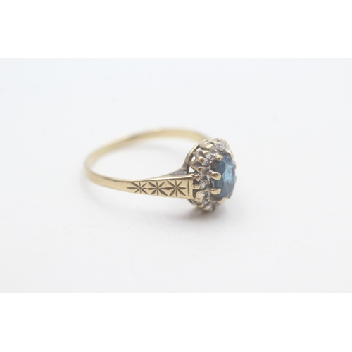 215 - 9ct gold blue gemstone & diamond cluster ring with patterned shoulders (1.6g) Size L