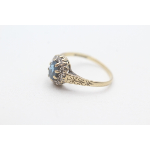 215 - 9ct gold blue gemstone & diamond cluster ring with patterned shoulders (1.6g) Size L