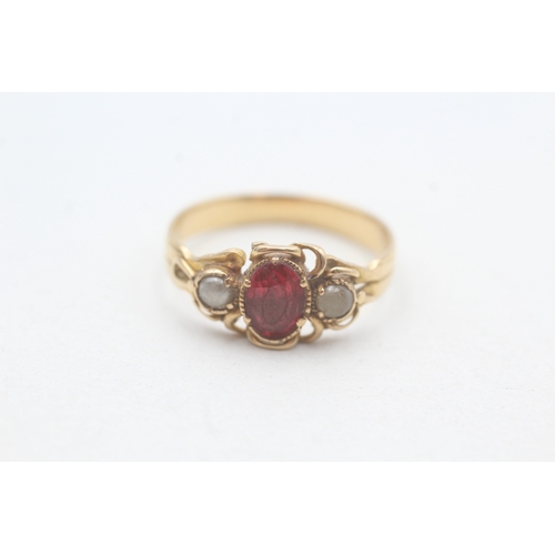 220 - 18ct gold antique garnet topped doublet & faux pearl three stone ring (3g) Size O 1/2