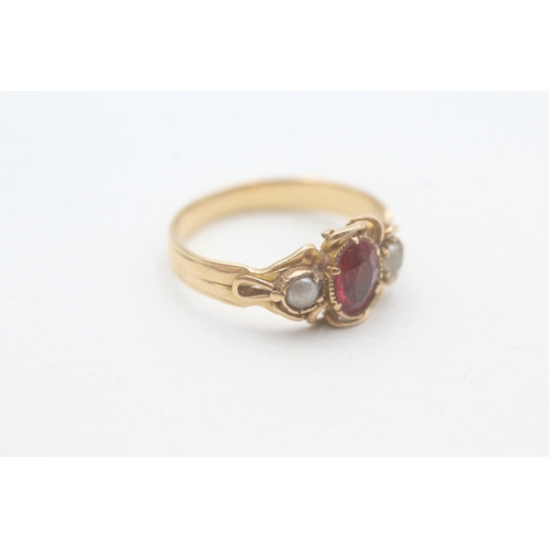 220 - 18ct gold antique garnet topped doublet & faux pearl three stone ring (3g) Size O 1/2