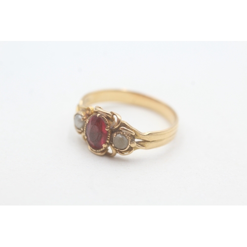 220 - 18ct gold antique garnet topped doublet & faux pearl three stone ring (3g) Size O 1/2