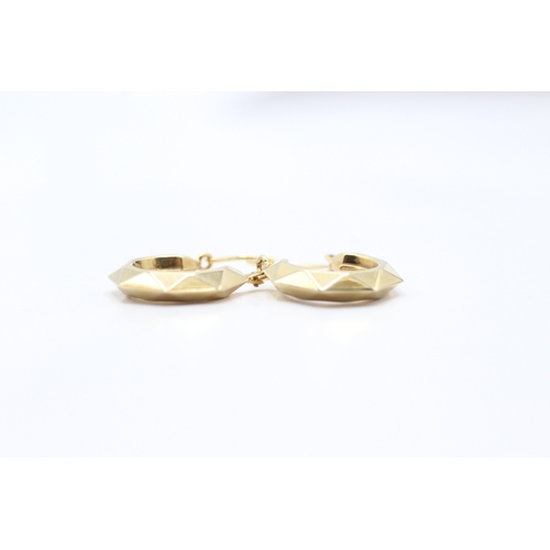 224 - 9ct gold faceted hoop earrings (1.5g)