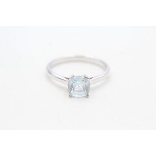 225 - 9ct gold blue topaz dress ring (2.5g) Size T