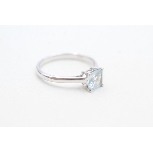 225 - 9ct gold blue topaz dress ring (2.5g) Size T