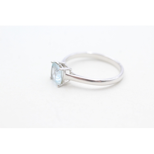 225 - 9ct gold blue topaz dress ring (2.5g) Size T