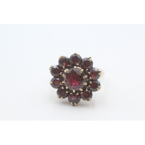 231 - 9ct gold garnet cluster dress ring (4.2g) Size M