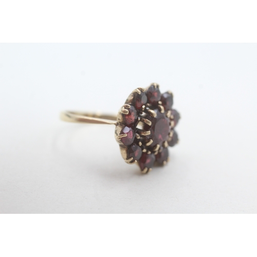 231 - 9ct gold garnet cluster dress ring (4.2g) Size M