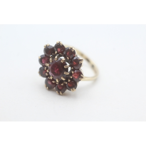 231 - 9ct gold garnet cluster dress ring (4.2g) Size M