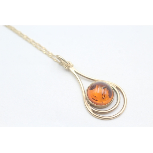 238 - 9ct gold amber pendant on chain (3.6g)