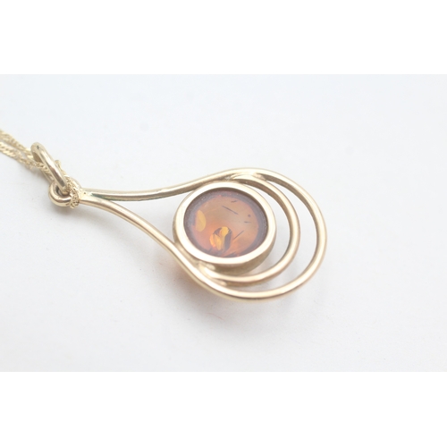 238 - 9ct gold amber pendant on chain (3.6g)