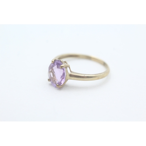 244 - 9ct gold claw set amethyst ring (1.8g) Size Q 1/2