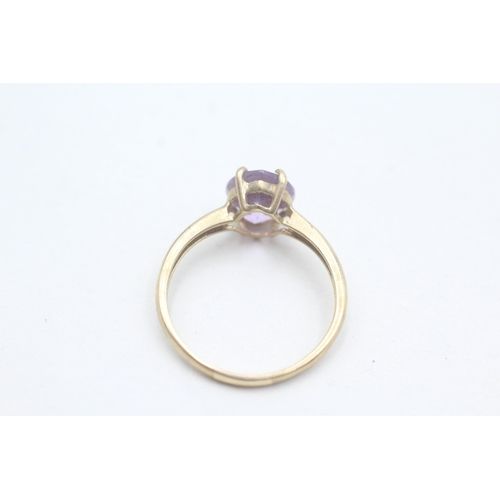 244 - 9ct gold claw set amethyst ring (1.8g) Size Q 1/2