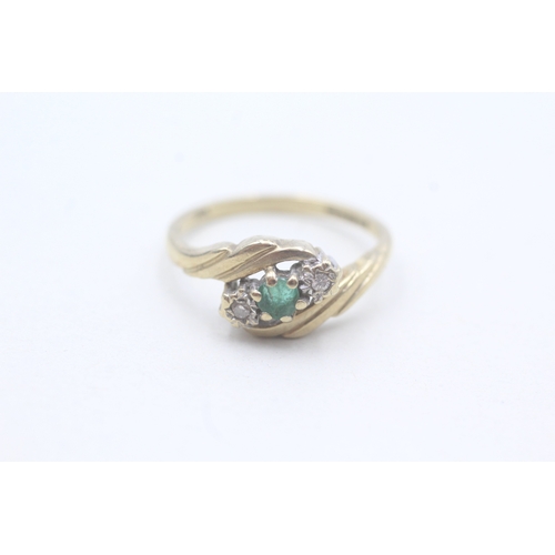 27 - 9ct gold emerald and diamond trilogy ring (2.5g) Size O 1/2