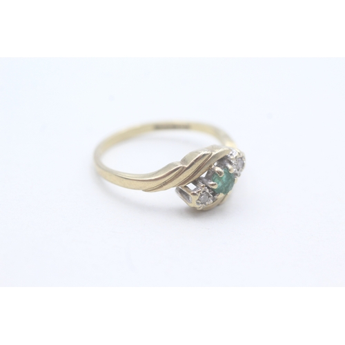 27 - 9ct gold emerald and diamond trilogy ring (2.5g) Size O 1/2