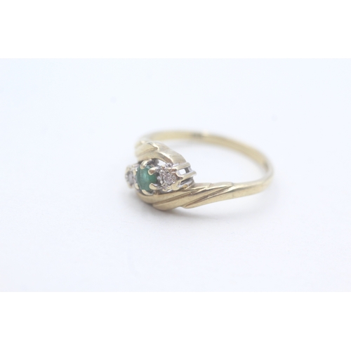 27 - 9ct gold emerald and diamond trilogy ring (2.5g) Size O 1/2