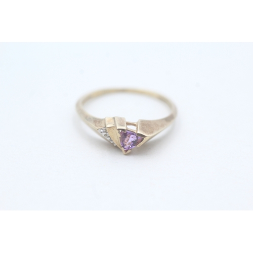 32 - 9ct gold amethyst triangle stone ring (1.5g) Size N 1/2